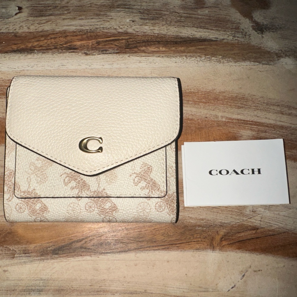 Coach wallet, barely used with a branded paper with horses in a carriage tan